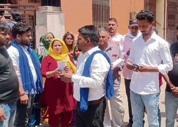 हिसार में मंदिर और स्कूल के बीच संघर्ष तेज हो जाता है, जिससे छात्रों के ड्रॉपआउट में वृद्धि होती है।