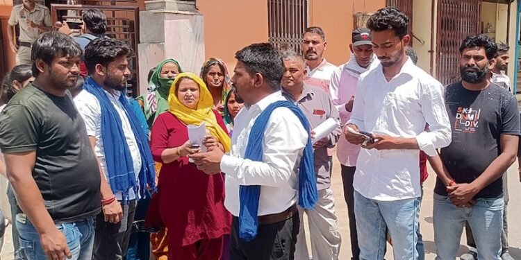 हिसार में मंदिर और स्कूल के बीच संघर्ष तेज हो जाता है, जिससे छात्रों के ड्रॉपआउट में वृद्धि होती है।