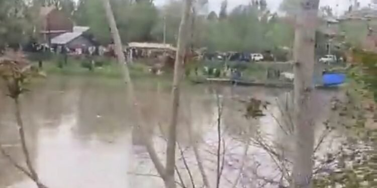 श्रीनगर के पास झेलम नदी में एक नाव पलटने से चार लोगों की मौत हो गई।