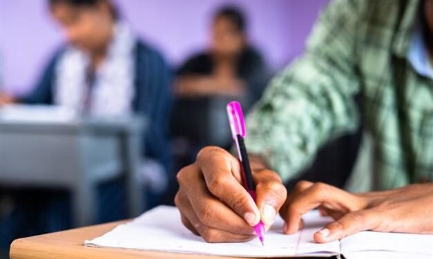 कलकत्ता उच्च न्यायालय द्वारा पश्चिम बंगाल में 25,000 से अधिक शिक्षकों की नियुक्तियों को रद्द करने के बाद बेरोजगारी का सामना करना पड़ रहा है।