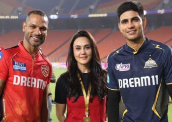 प्रीति जिंटा ने खुशी से शुबमन गिल और शिखर धवन के साथ फोटो ली।