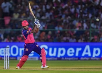 राजस्थान रॉयल्स के कप्तान संजू सैमसन पर गुजरात टाइटंस के खिलाफ मैच में धीमी ओवर गति के लिए 12 लाख रुपये का जुर्माना लगाया गया है।