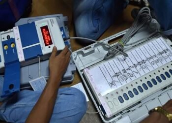 सुप्रीम कोर्ट ने चुनाव आयोग से स्पष्टीकरण मांगा है.