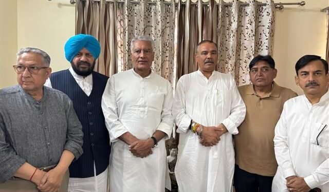 विजय सांपला ने अपने सोशल मीडिया अकाउंट से ‘मोदी का परिवार’ नारा हटा दिया, और पंजाब बीजेपी नेता सुनील जाखड़ ने उनसे मुलाकात की।