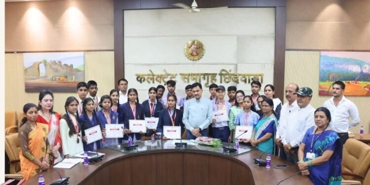 जिला कलेक्टर ने गुरुकुल के विद्यार्थियों को किया सम्मानित