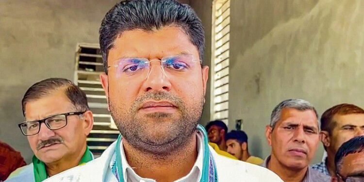 जेजेपी और ‘बागियों’ के बीच जुबानी टकराव बढ़ गया है क्योंकि पार्टी विभाजन की ओर बढ़ रही है।