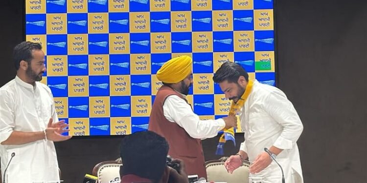 कांग्रेस पार्टी छोड़ने के एक दिन बाद ही दलवीर गोल्डी आम आदमी पार्टी (आप) में शामिल हो गए हैं।