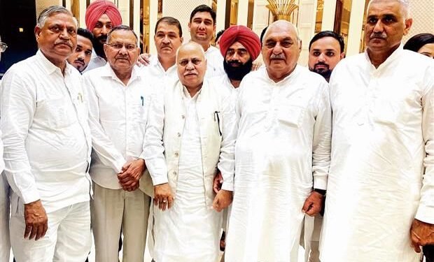 विधानसभा के तीन असंबद्ध सदस्यों ने हरियाणा सरकार से अपना समर्थन वापस लेने का फैसला किया है।