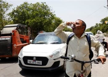 दिल्ली में गर्मी से संबंधित पहली मौत दर्ज की गई है, जिसमें एक व्यक्ति को 107 डिग्री सेल्सियस तक बुखार का अनुभव हुआ।