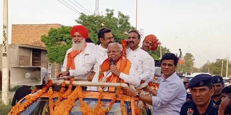 खट्टर ने असंध और नीलोखेड़ी में रोड शो किया.