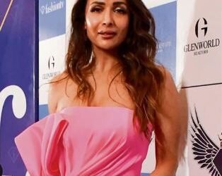 मलायका अरोड़ा अपनी शारीरिक सेहत का श्रेय अपनी दिनचर्या में योग को लगातार शामिल करने को देती हैं।