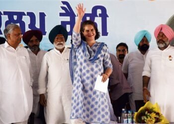 खन्ना में प्रियंका गांधी ने पीएम नरेंद्र मोदी को किसान विरोधी बताते हुए उन्हें हटाने की मांग की.