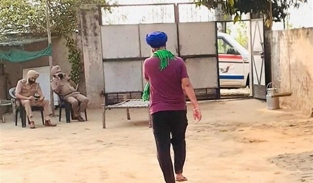 गुरदासपुर और जालंधर में प्रधानमंत्री मोदी की निर्धारित रैलियों से कुछ समय पहले पंजाब पुलिस ने किसान नेताओं को हिरासत में ले लिया।
