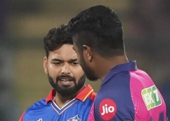 ऋषभ पंत आरसीबी मैच से अनुपस्थित रहेंगे क्योंकि उन्हें धीमी ओवर गति के लिए निलंबित कर दिया गया है और उन पर 30 लाख रुपये का जुर्माना लगाया गया है।