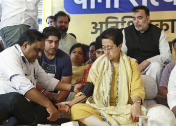 संजय सिंह की रिपोर्ट के अनुसार, आप मंत्री आतिशी ने अस्पताल में भर्ती होने के बाद भूख हड़ताल समाप्त कर दी है।