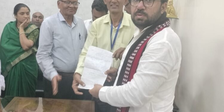 रेल मंत्रालय द्वारा वेटिंग टिकिट पर यात्रा के आदेश पर पुर्नविचार की मांग ज्ञापन