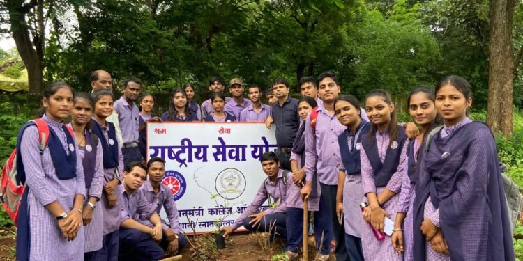 प्रधानमंत्री कॉलेज ऑफ एक्सीलेंस में एन एस एस स्वयंसेवकों ने किया वृक्षारोपण