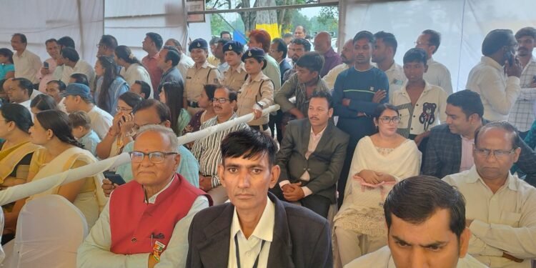 स्वतंत्रता दिवस पर श्री योग वेदांत सेवा समिति कलेक्टर द्वारा सम्मानित