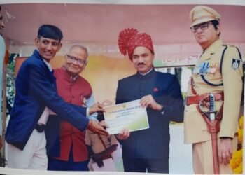 जिला कलेक्टर द्वारा समिति को लोकसभा चुनाव में अत्यधिक मतदान के लिए सम्मानित किया