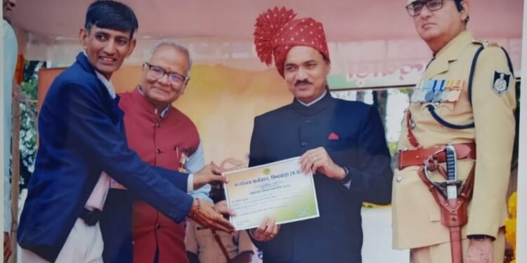 जिला कलेक्टर द्वारा समिति को लोकसभा चुनाव में अत्यधिक मतदान के लिए सम्मानित किया