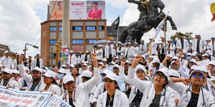 न्याय के लिए मेडिकल स्टाफ के प्रदर्शन में देरी का सामना कर रहे मरीज।