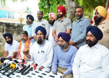 दिल्ली से चंडीगढ़ चार्टर्ड फ्लाइट के दौरान मुख्यमंत्री ने अवैध रूप से शराब पी: सरदार बिक्रम सिंह मजीठिया