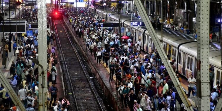 भारी बारिश के बाद मुंबई में यातायात सामान्य हो गया है।