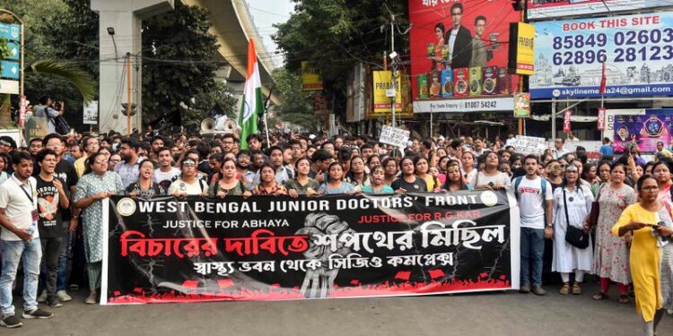 बंगाल के जूनियर डॉक्टरों ने 42 दिनों की हड़ताल के बाद अपनी ड्यूटी फिर से शुरू कर दी