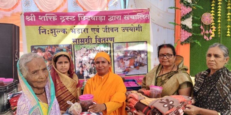 आदिवासी , गरीब , जरूरतमंदों को वस्त्र , कम्बल , राशन , मिठाई भेंट: