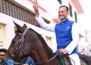 नवीन जिंदल घोड़े पर सवार होकर वोटिंग सेंटर पहुंचे