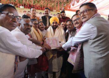 मुख्यमंत्री की ओर से राज्य के विकास और कल्याणकारी कार्यों के लिए महापुरुषों और शहीदों के आदर्शों पर चलने का आह्वान