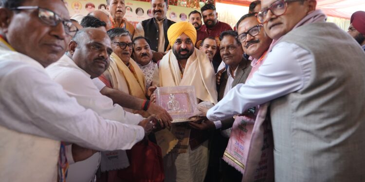 मुख्यमंत्री की ओर से राज्य के विकास और कल्याणकारी कार्यों के लिए महापुरुषों और शहीदों के आदर्शों पर चलने का आह्वान