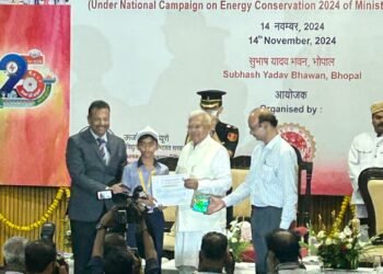 म.प्र. के राज्यपाल मंगू भाई पटेल ने गुरुकुल के विद्यार्थी को पुरुस्कृत किया