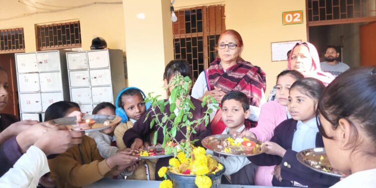 उरई समिति द्वारा लगातार हो रहे तुलसी पूजन कार्यक्रम