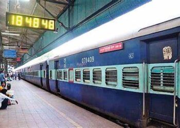 ट्रेन में चढ़ रहे युवक पर हंसिए से हमला, कटा हाथ