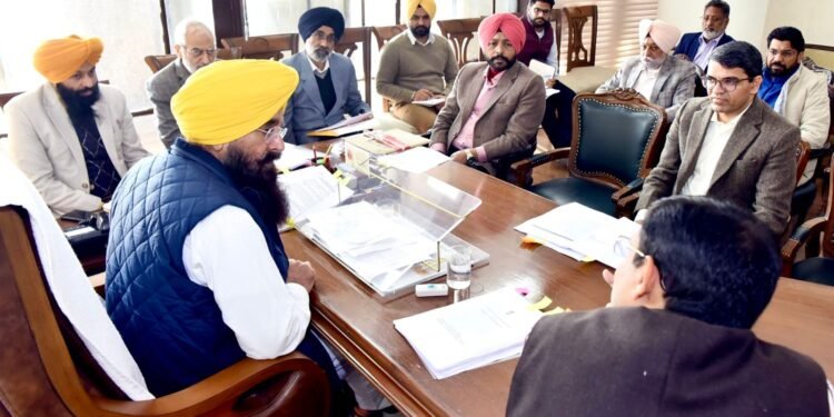 कृषि मंत्री ने कृषि विपणन पर राष्ट्रीय नीति ढांचे पर चर्चा के लिए किसानों और संबंधित भागीदारकों के साथ आपात बैठक बुलाई