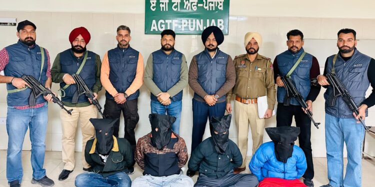 पंजाब पुलिस द्वारा कनाडा आधारित आतंकवादी अर्श डल्ला के चार सहयोगी गिरफ्तार; तीन पिस्तौल बरामद