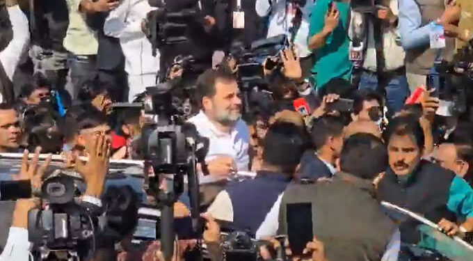 यूपी गेट से वापस लौटा राहुल गांधी का काफिला, संभल जाने की नहीं मिली इजाजत