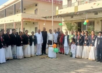 संत श्री आशाराम जी गुरुकुल, गोंदिया में गणतंत्र दिवस का हर्षोउल्लास, गुरुकुल के बच्चों के साथ