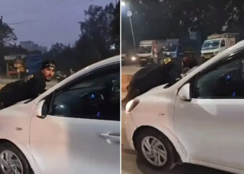 एक कार में पत्नी और उसके प्रेमी बैठे हुए थे, जब पति ने उन्हें देखा तो वह गुस्से में आ गया