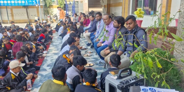 श्री योग वेदांत समिति उरई ने सैकड़ों स्कूलों में मनाया मातृ पितृ पूजन कार्यक्रम