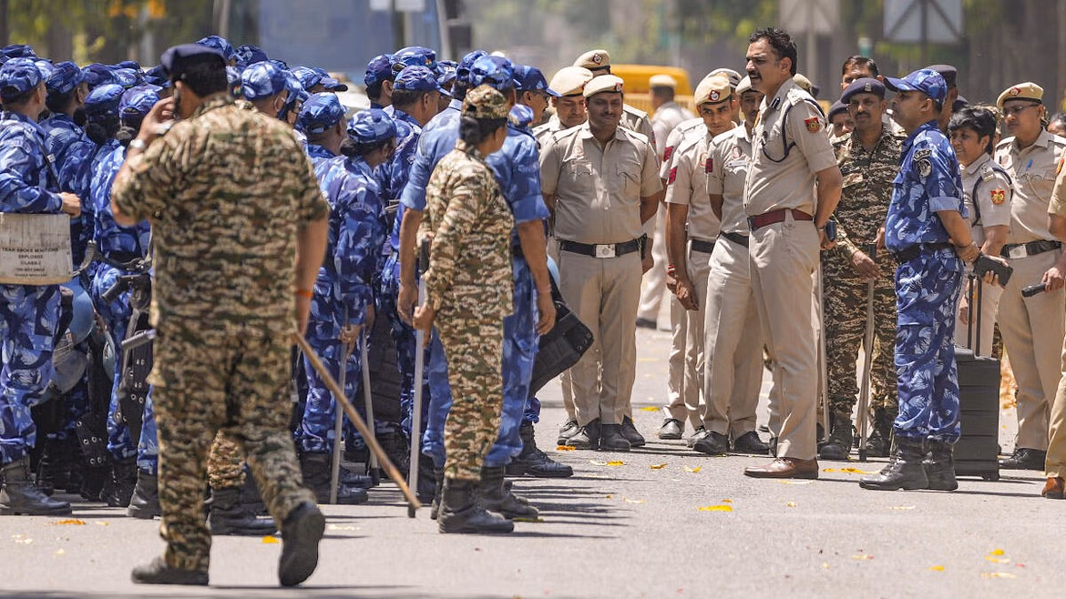 पहलगाम हमले के बाद पठानकोट में सुरक्षा व्यवस्था कड़ी कर दी गई है।