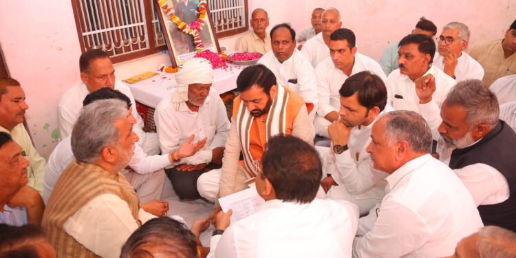 मुख्यमंत्री ने शहीद दिनेश कुमार शर्मा को श्रद्धांजलि अर्पित कर परिजनों का बंधाया ढांढस