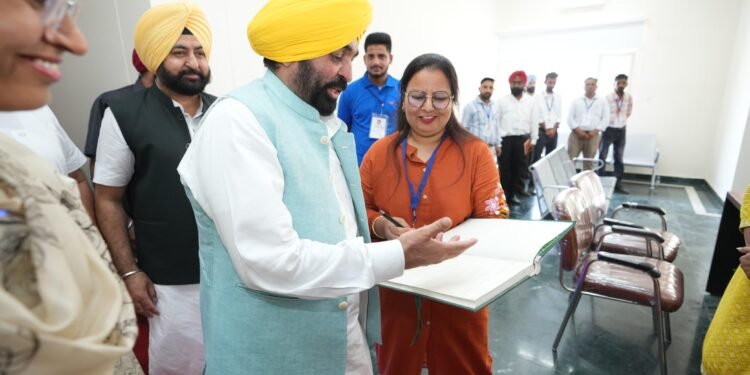 मुख्य मंत्री भगवंत मान ने 10.80 करोड़ रुपए की लागत से बने अत्याधुनिक तहसील कॉम्प्लेक्स का किया उद्घाटन