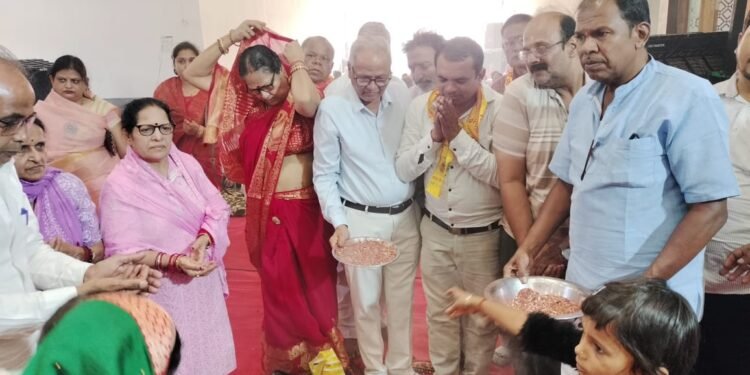 एकल विधालय की श्रीराम कथा की संकीर्तन यात्रा में लस्सी वितरण