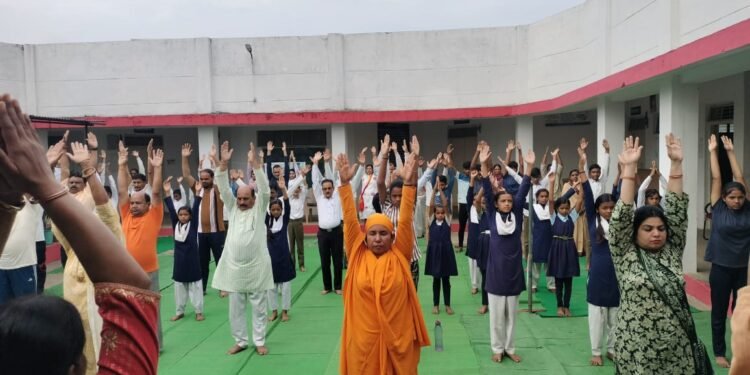 सैकड़ों स्कूलों में मनाया गया अंतराष्ट्रीय योग दिवस