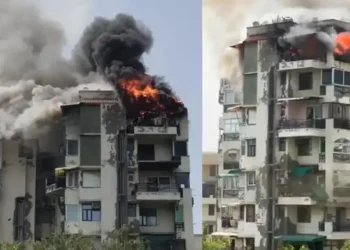 दिल्ली के द्वारका में एक भवन में भीषण आग लग गई, जिसमें एक पिता और उसके दो बच्चों की मृत्यु हो गई।