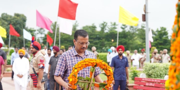 भगवंत मान और अरविंद केजरीवाल ने शहीद ऊधम सिंह को श्रद्धा के फूल अर्पित किए