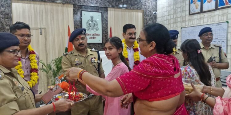 जिला कारागार, कलेक्ट्रेट व पुलिस लाइन में बापू समिति द्वारा मनाया रक्षा बंधन पर्व।