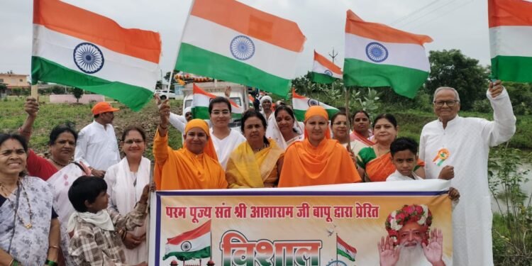 हजारों साधकों ने निकाली ऐतिहासिक तिरंगा यात्रा